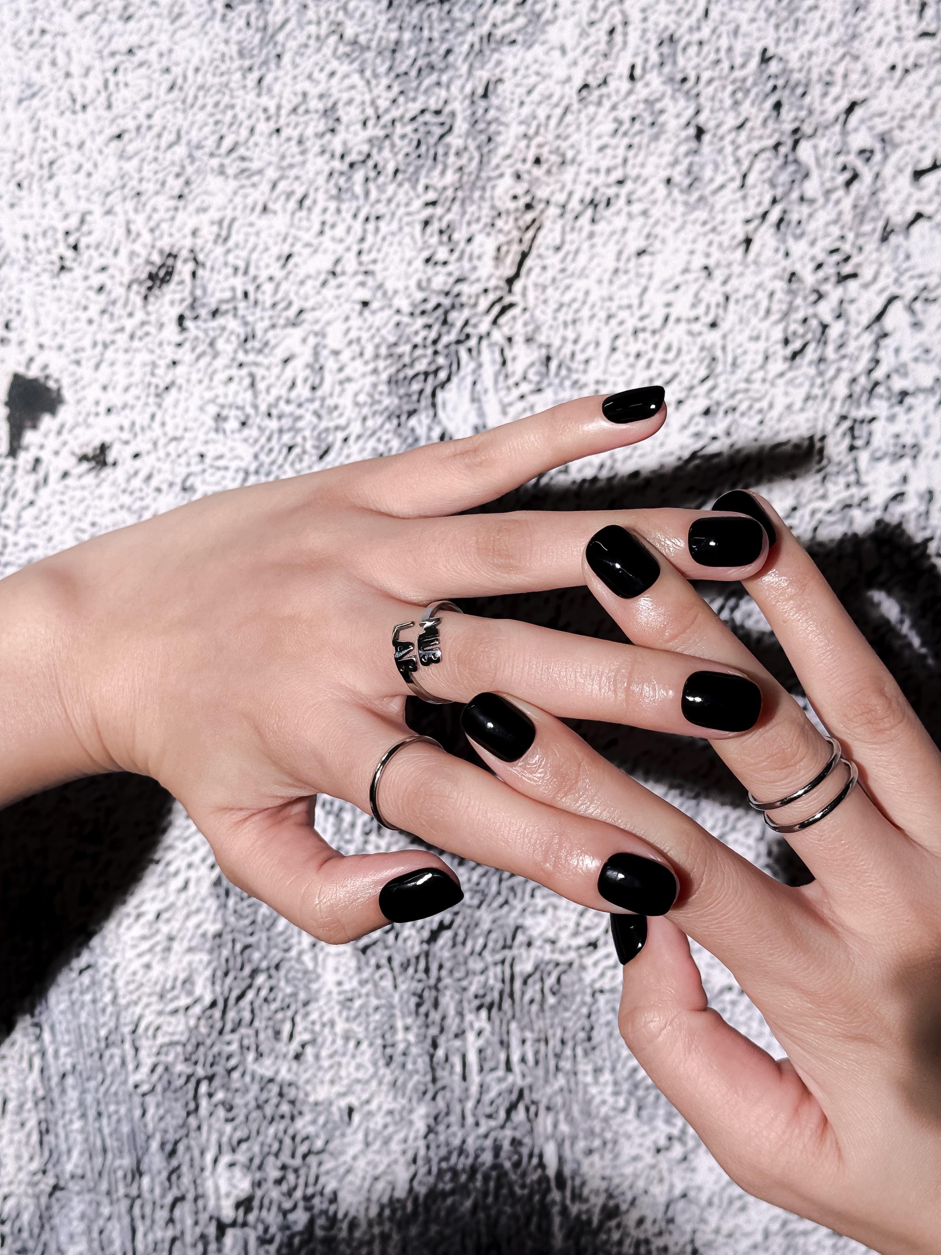 Ink faux ongles noirs brillants MIBLAB, press-on nails premium portés à la main à Genève