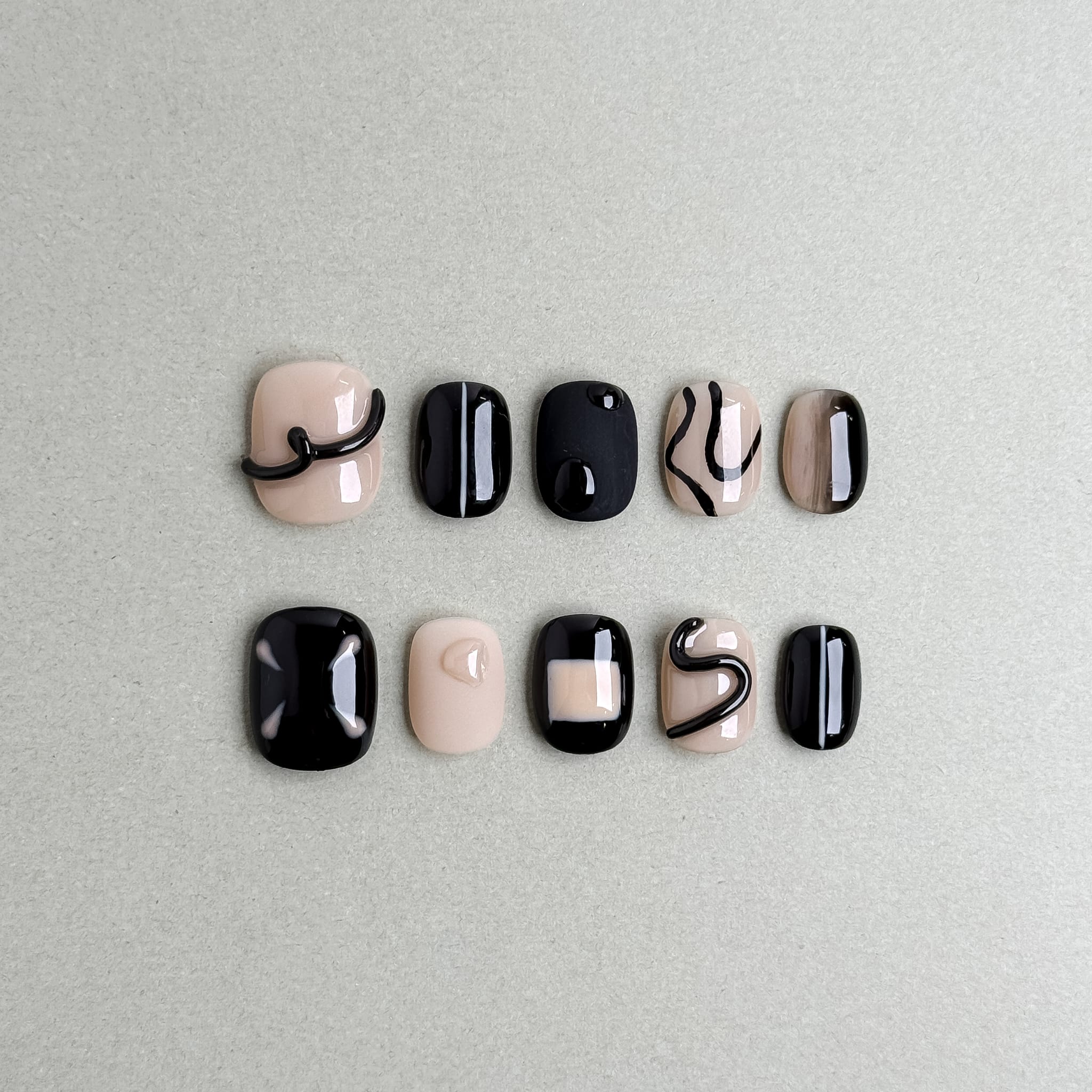 Pitch ongles press-on noirs et nude premium MIBLAB, faux ongles réutilisables à Genève