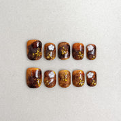 Salt Leather : faux ongles réutilisables effet écaille ambre, accents dorés, press on nails premium, finition brillante.