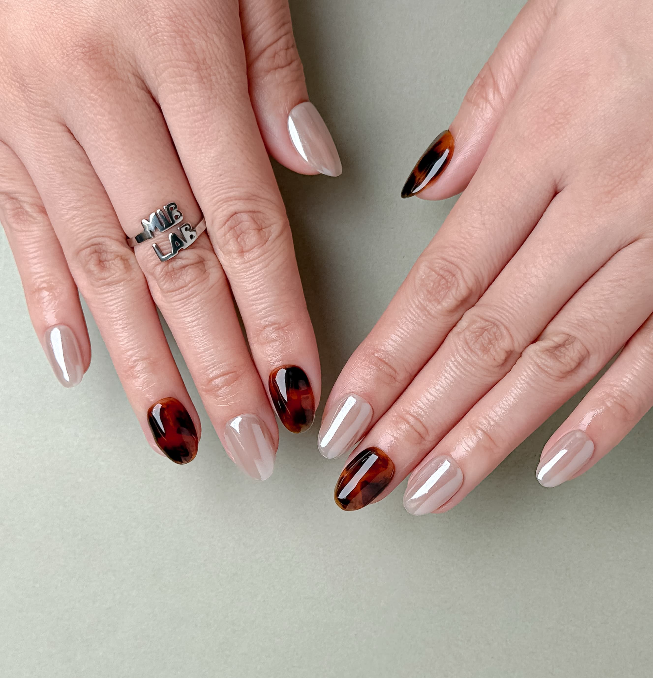 Détail Miss You More sur mains : faux ongles premium réutilisables accents ambre, style quotidien chic, Suisse.