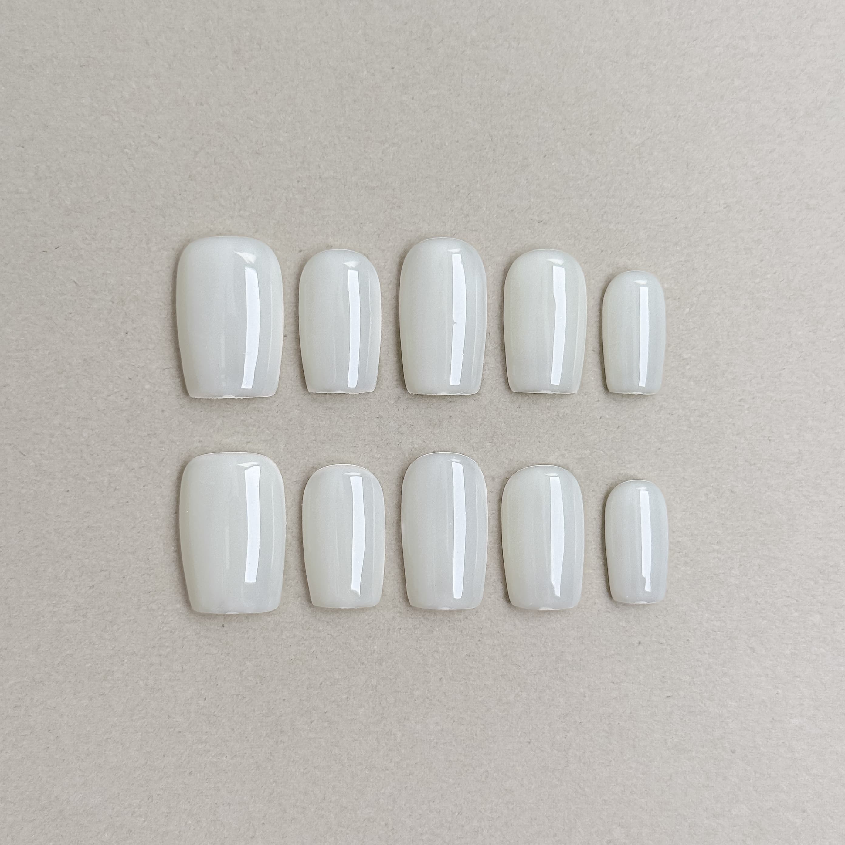 Milk+ : faux ongles réutilisables blanc laiteux uni, press on nails premium, finition brillante effet laqué.