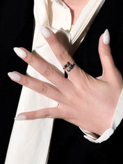Coco Almond faux ongles blancs amande MIBLAB, press-on nails premium portés à la main à Genève