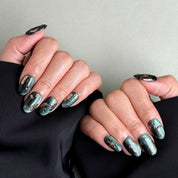 Détail Jade sur mains : faux ongles premium réutilisables vert profond, effet pierre, tenue longue durée, Suisse.