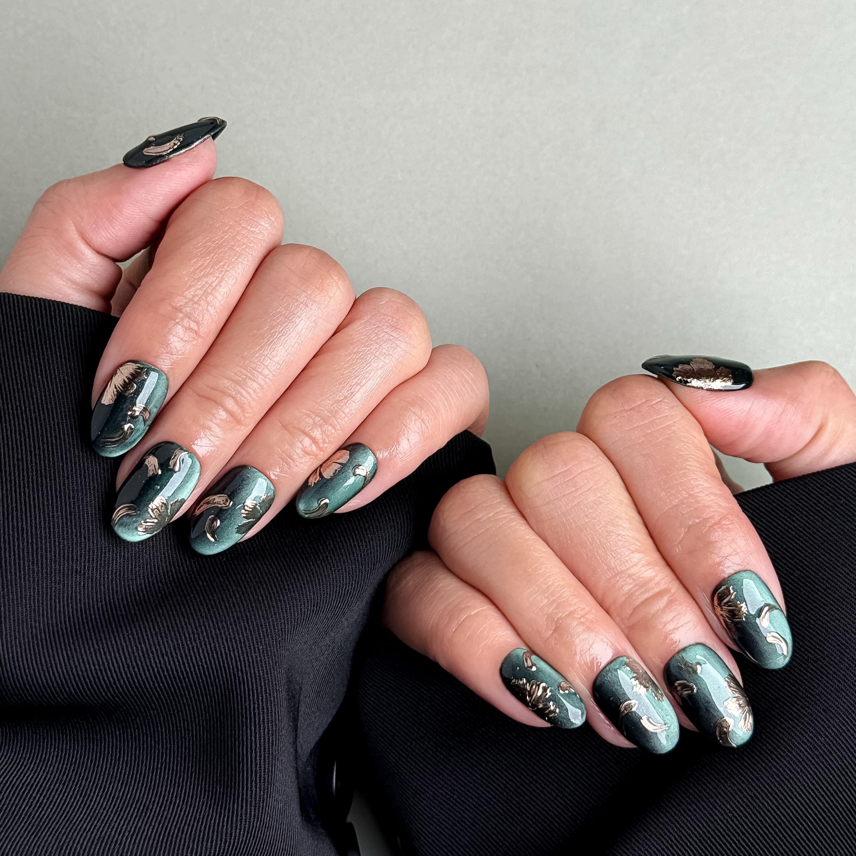 Détail Jade sur mains : faux ongles premium réutilisables vert profond, effet pierre, tenue longue durée, Suisse.