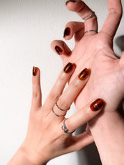 Détail Oat Latte sur mains : faux ongles premium réutilisables effet tortoise, style soirée, tenue longue durée, Suisse.