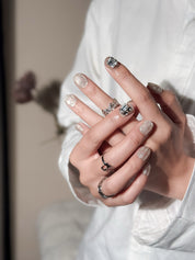 Étoilé Swarovski ongles press-on blancs ornés de cristaux portés à la main, design premium réutilisable Genève