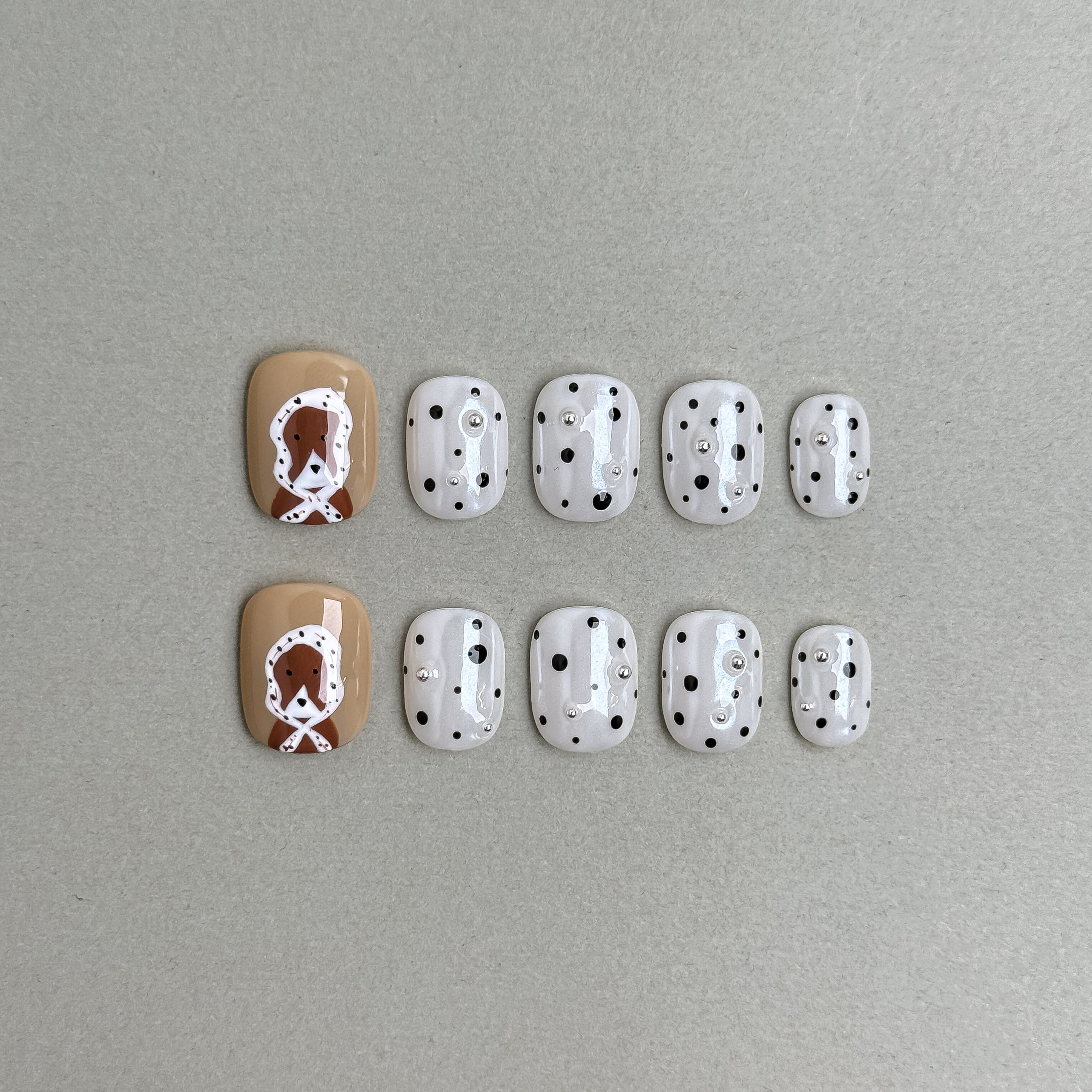 Poppy : faux ongles réutilisables blanc laiteux à pois noirs, accents brun caramel et fleur blanche, press on nails premium.