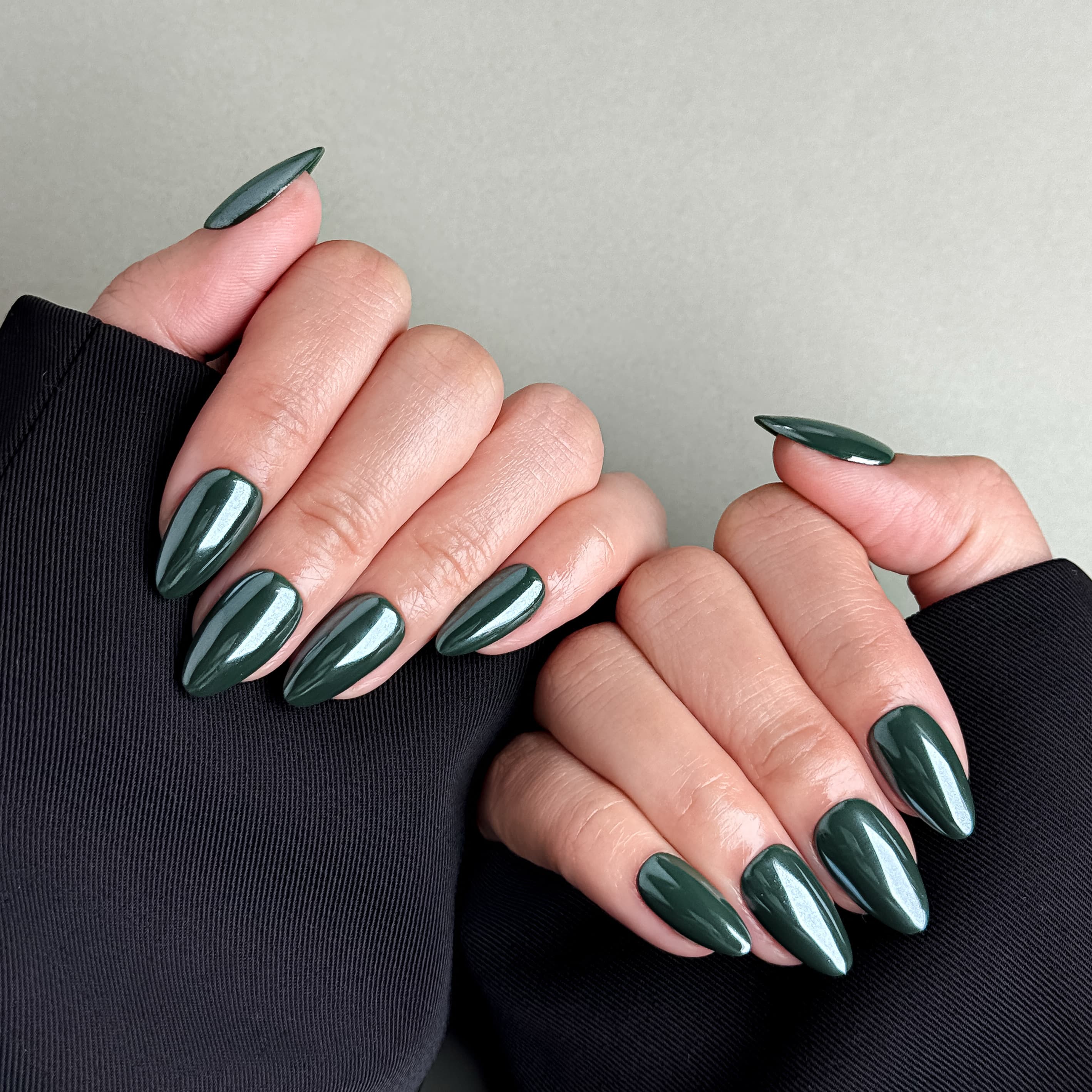 Gros plan Muse : faux ongles réutilisables vert laqué, surface brillante, finition lisse, Suisse.