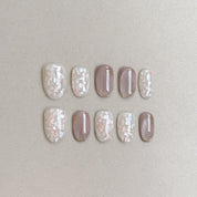 Merci : faux ongles réutilisables nude rosé et blanc nacré, détails lumineux, press on nails premium, finition brillante.
