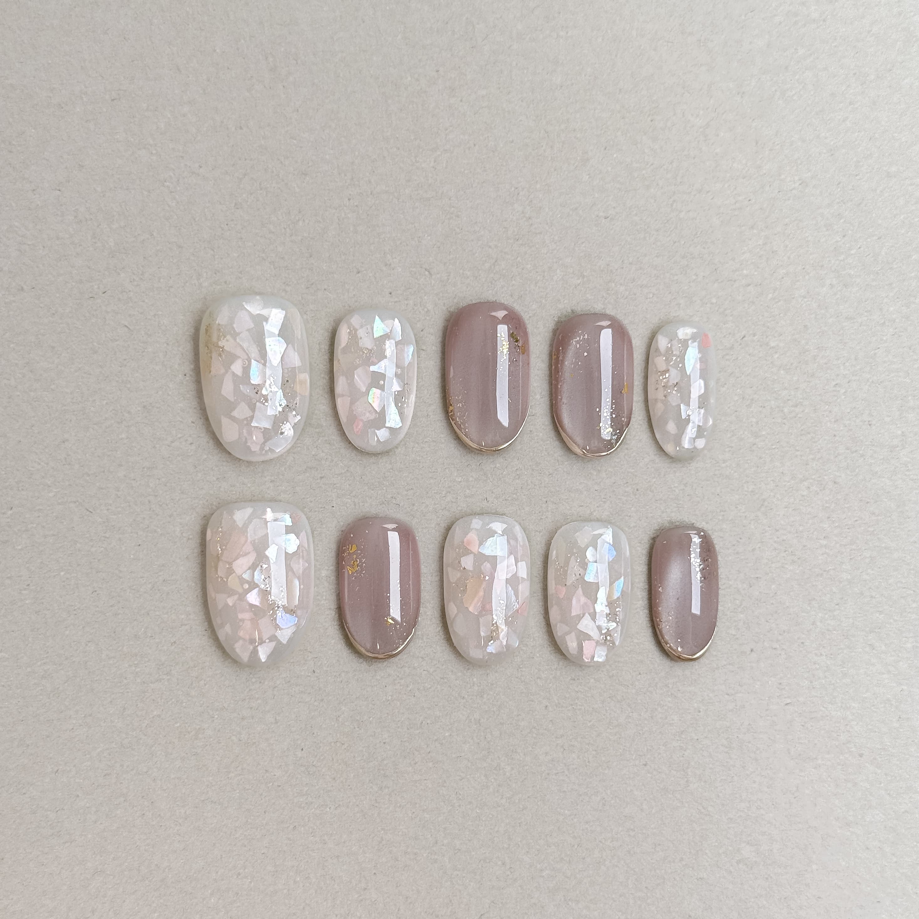 Merci : faux ongles réutilisables nude rosé et blanc nacré, détails lumineux, press on nails premium, finition brillante.
