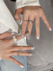 Détail Instinct sur mains : faux ongles premium réutilisables perlé, accents brillants, style soirée, Suisse.