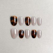 Miss You More : faux ongles réutilisables nude beige avec accents écaille ambre, press on nails premium, finition brillante.