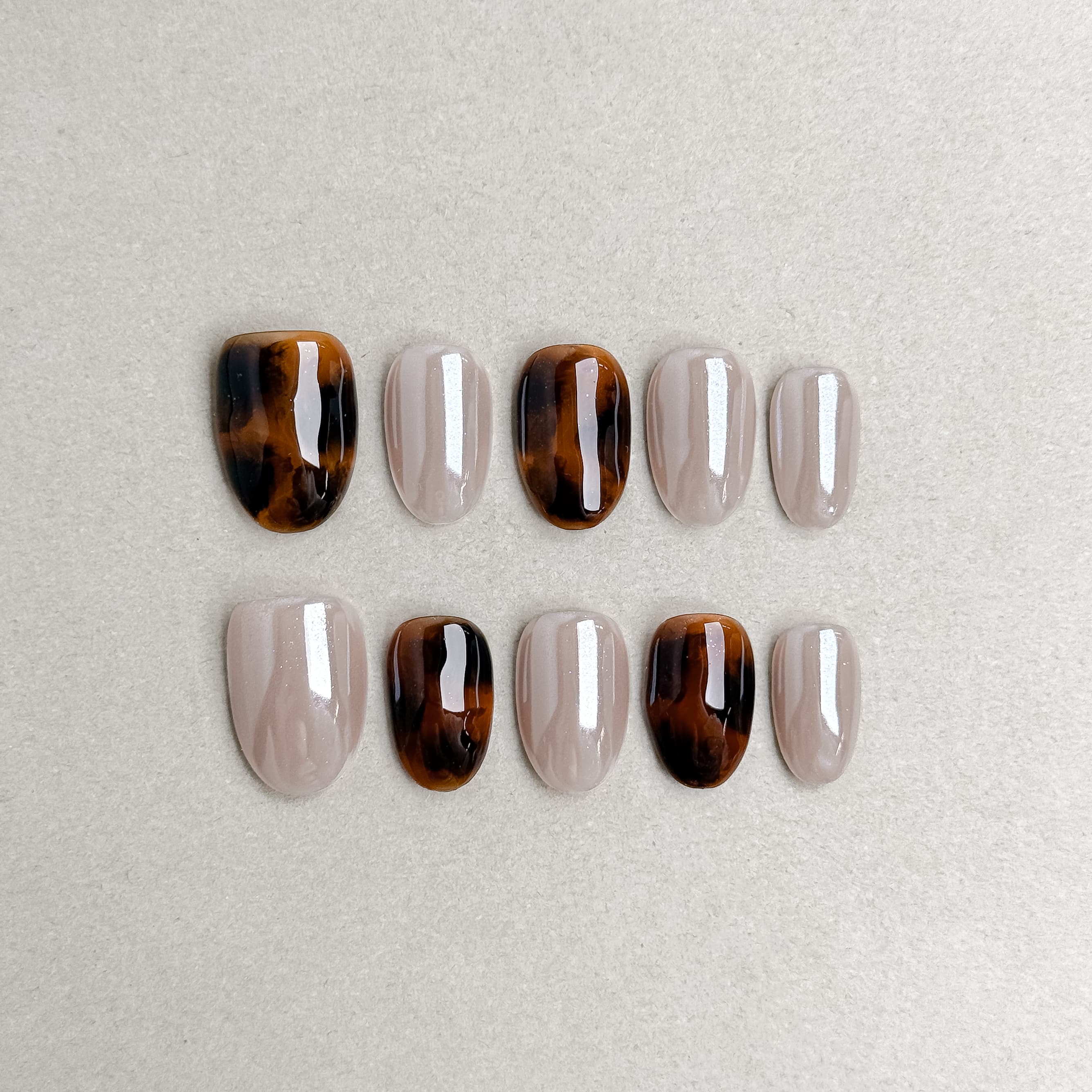 Miss You More : faux ongles réutilisables nude beige avec accents écaille ambre, press on nails premium, finition brillante.