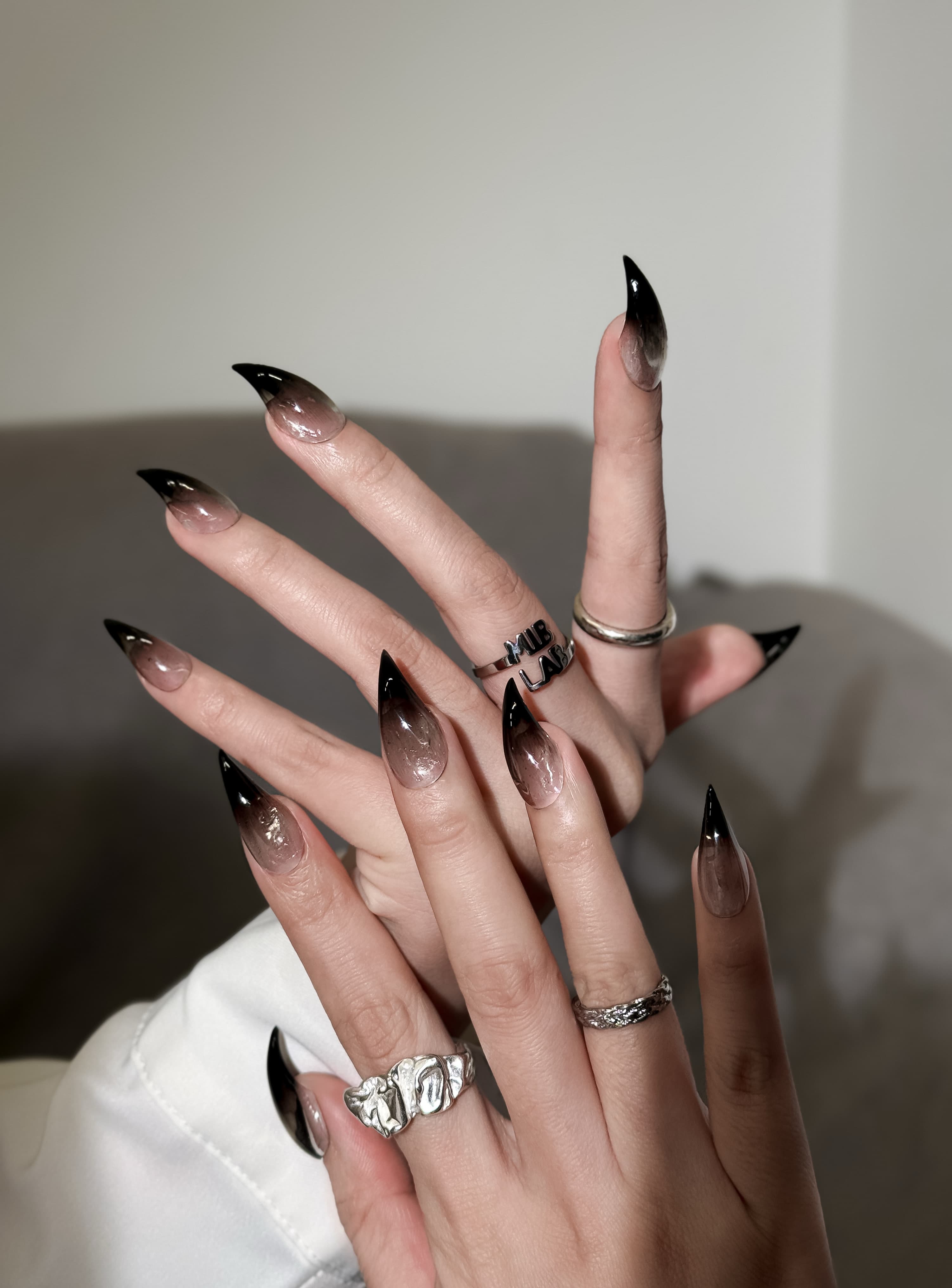 Manucure Grip portée : press on nails ombré nude-noir, look audacieux et chic, ongles sans gel, Genève.