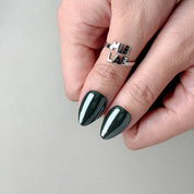 Deux mains avec Muse : press on nails premium vert émeraude, manucure rapide sans salon, look événement, Genève.