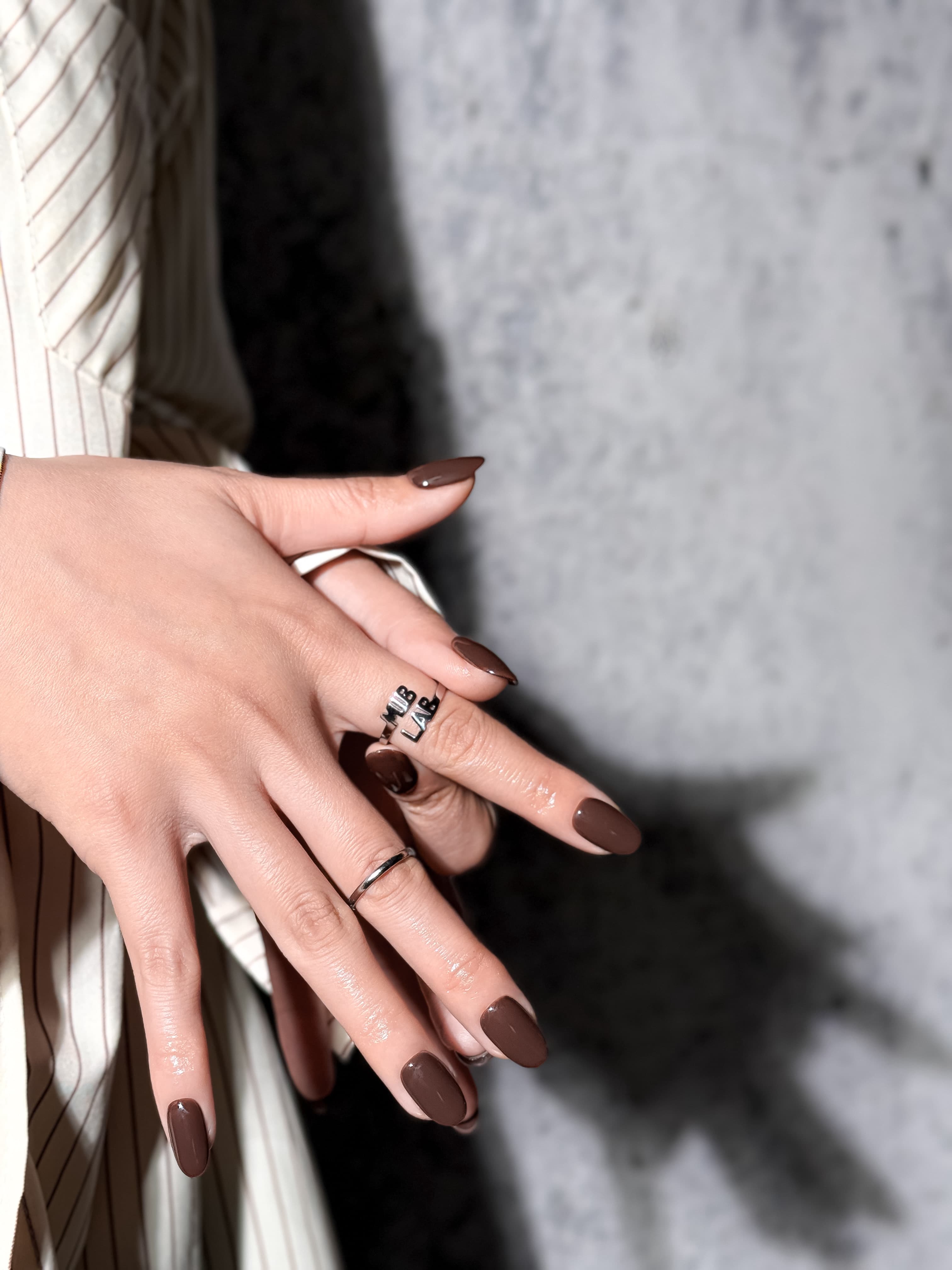 KKO Oval ongles press-on bruns portés à la main, faux ongles premium réutilisables Genève