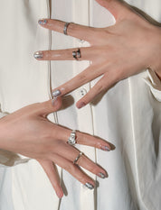 Manucure Splash portée : press on nails nude pailleté argent, look élégant et lumineux, ongles sans gel, Genève.