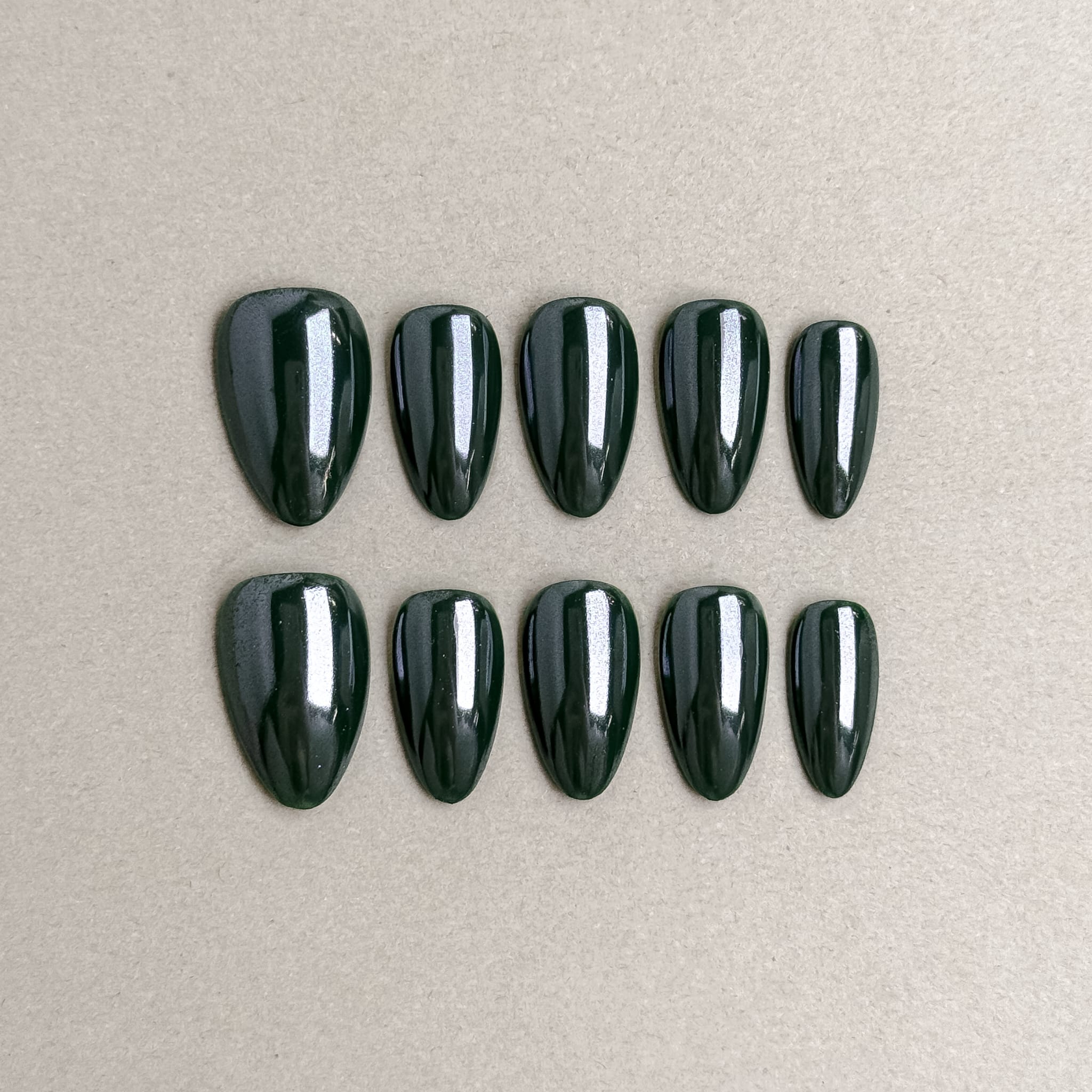 Muse : faux ongles réutilisables vert émeraude profond, press on nails premium, finition brillante effet laqué.