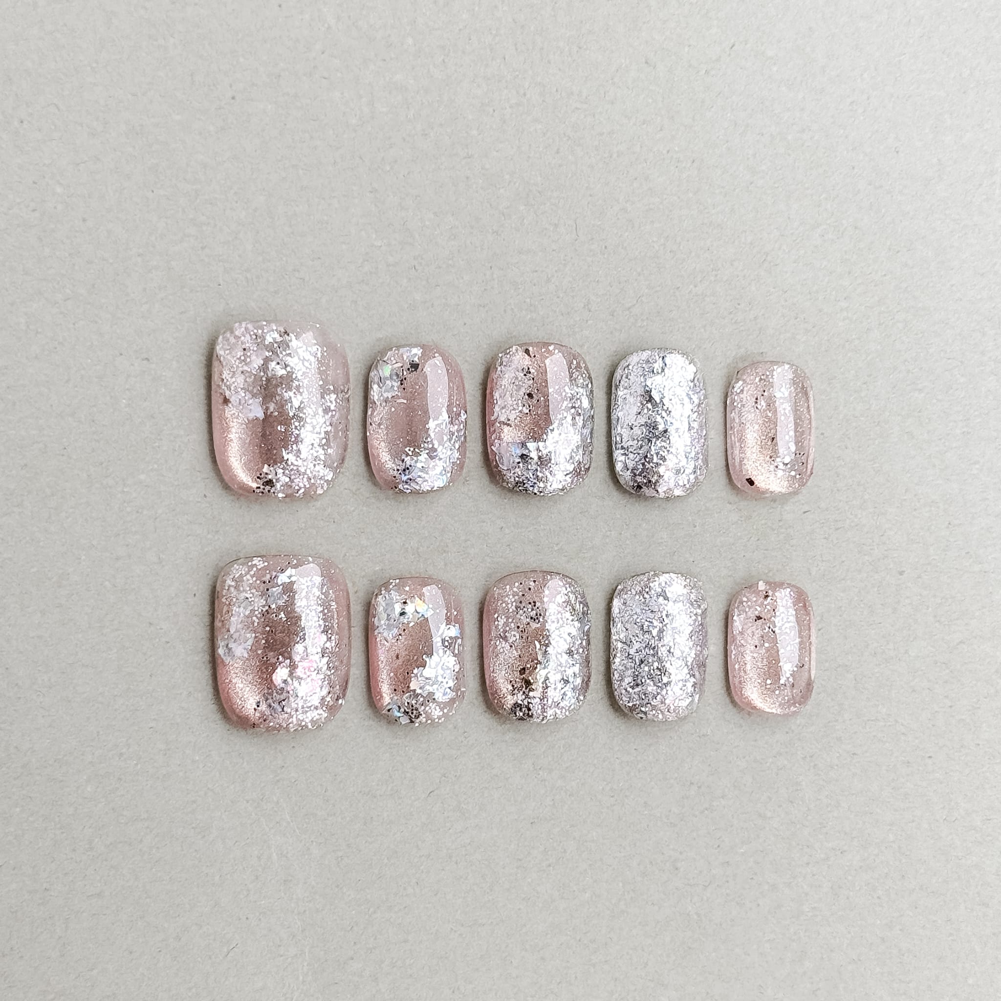 Splash : faux ongles réutilisables nude rosé avec paillettes argentées, press on nails premium, finition brillante style festif.