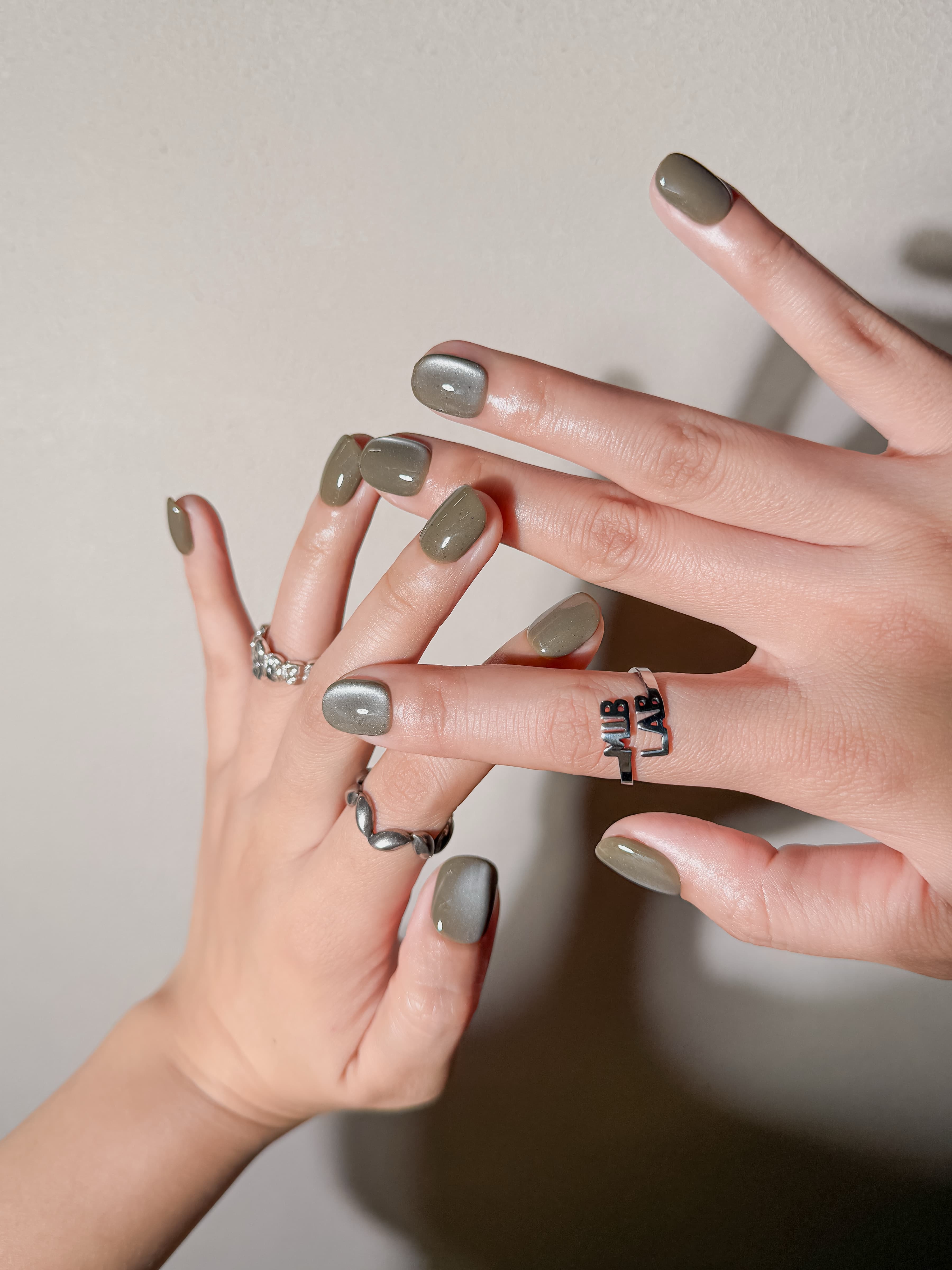 Manucure Radio portée : press on nails gris métallisé, look épuré et moderne, ongles sans gel, Genève.