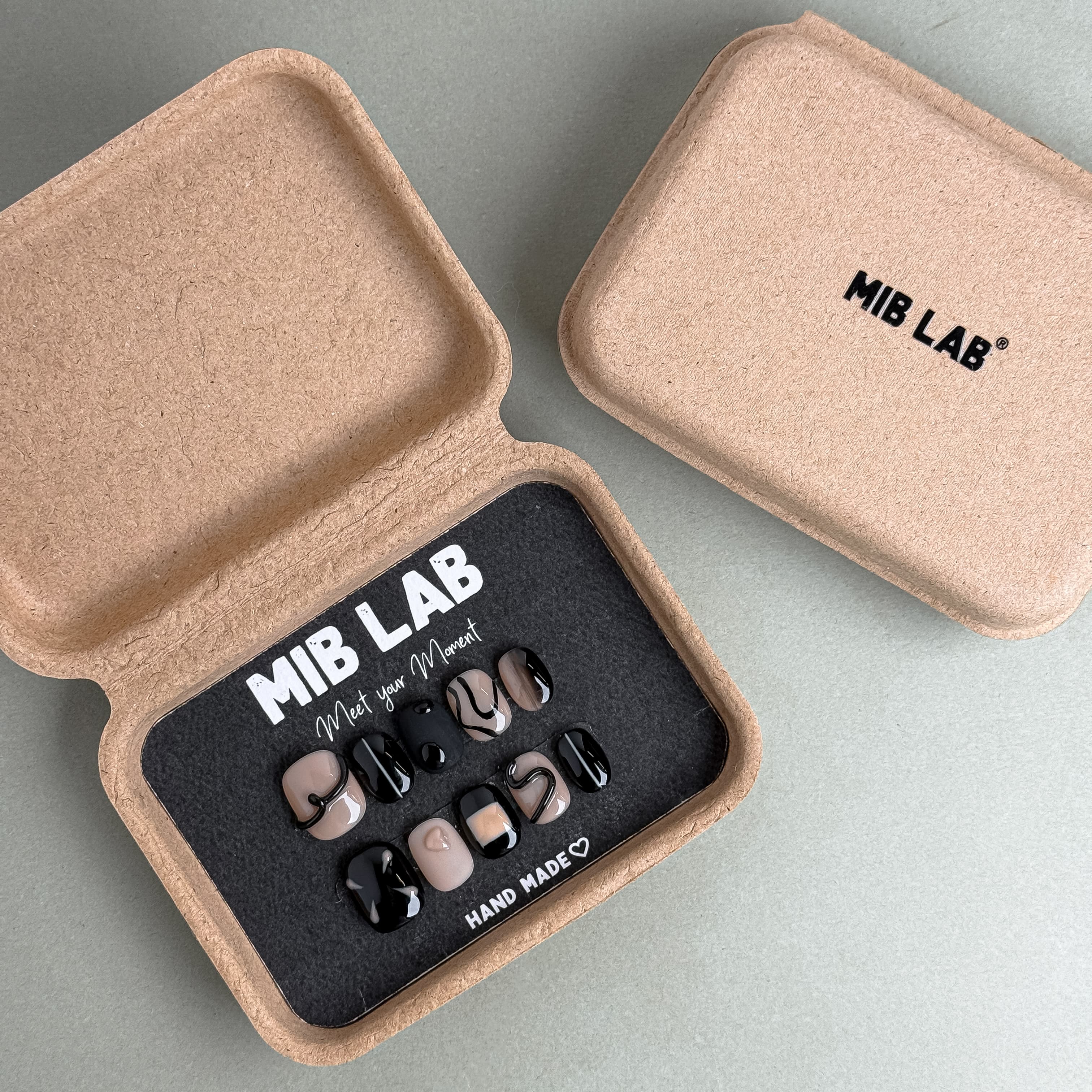 Pitch faux ongles noirs et nude premium MIBLAB dans boîtier, press-on nails réutilisables Genève