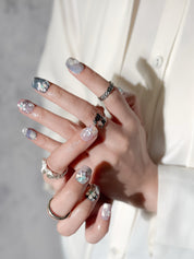 Manucure View from My Window portée : press on nails rose-lilas floral, fini glossy, ongles sans gel, Genève.