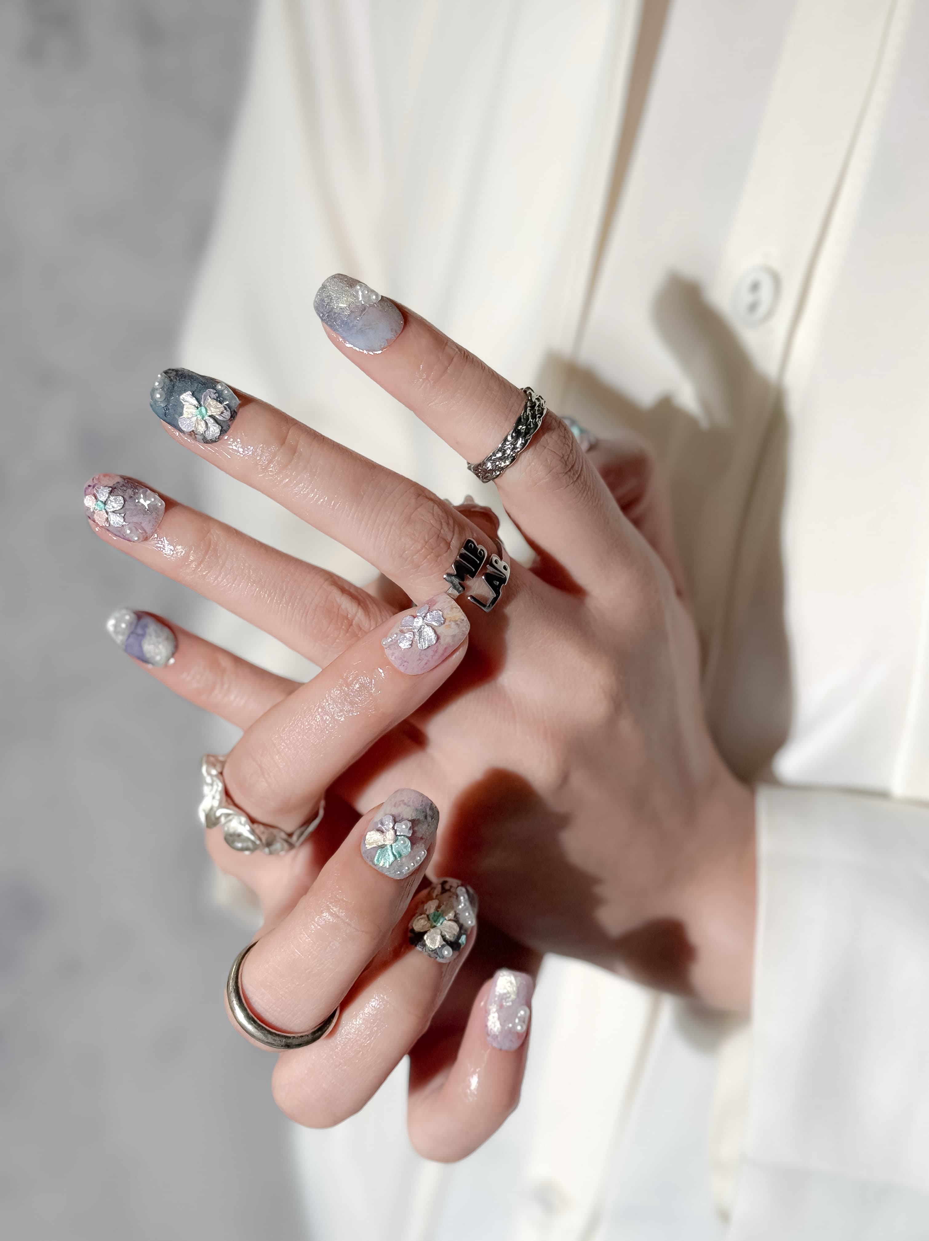 Manucure View from My Window portée : press on nails rose-lilas floral, fini glossy, ongles sans gel, Genève.