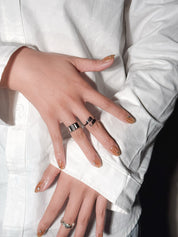 Silent Friend faux ongles élégants nude marbrés MIBLAB, press-on nails premium portés à la main à Genève