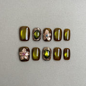 Into the Wild : faux ongles réutilisables vert olive glossy, ongles accent avec motifs floraux et détails dorés, press on nails premium.